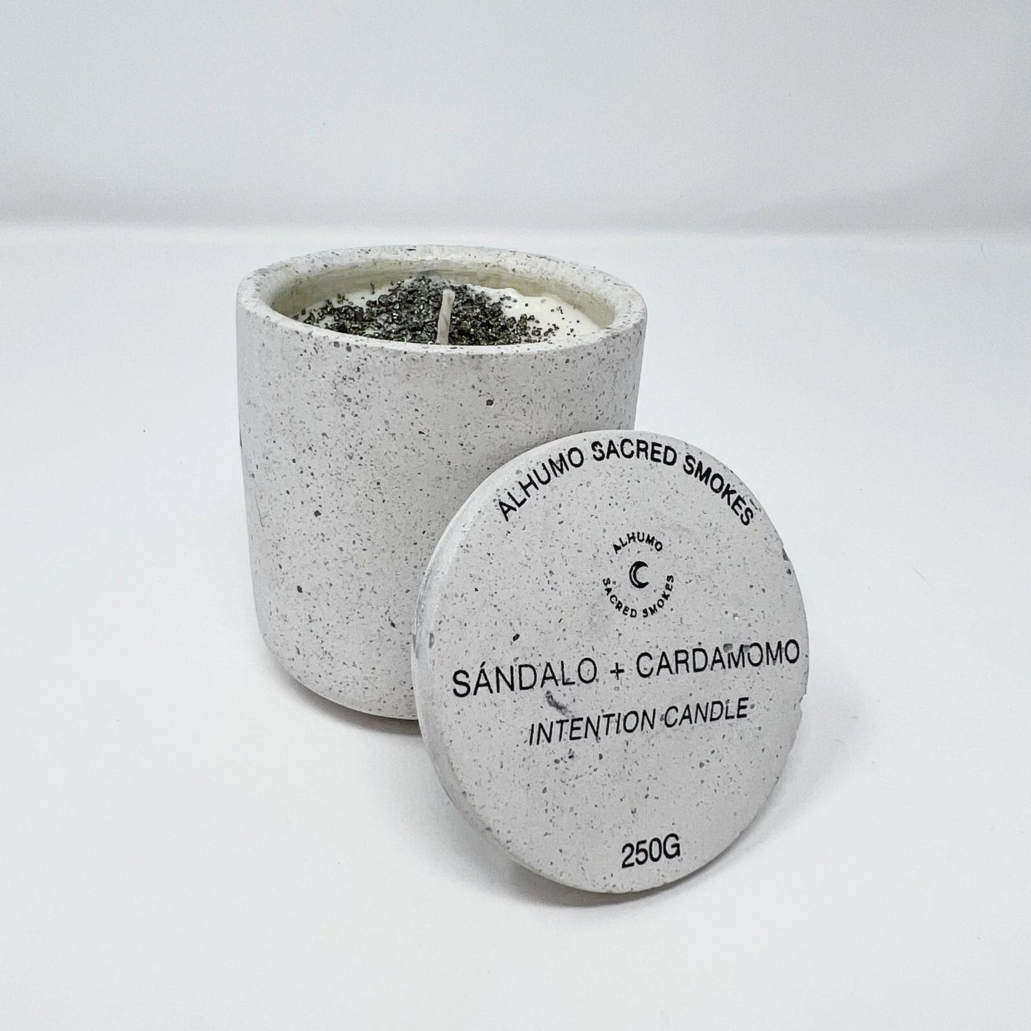 Concrete candle white sandalwood + cardamom